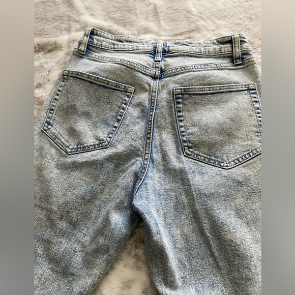 Wild Fable size 6 woman’s High Rise Mom Jeans. Distressed acid look. - Picture 8 of 8